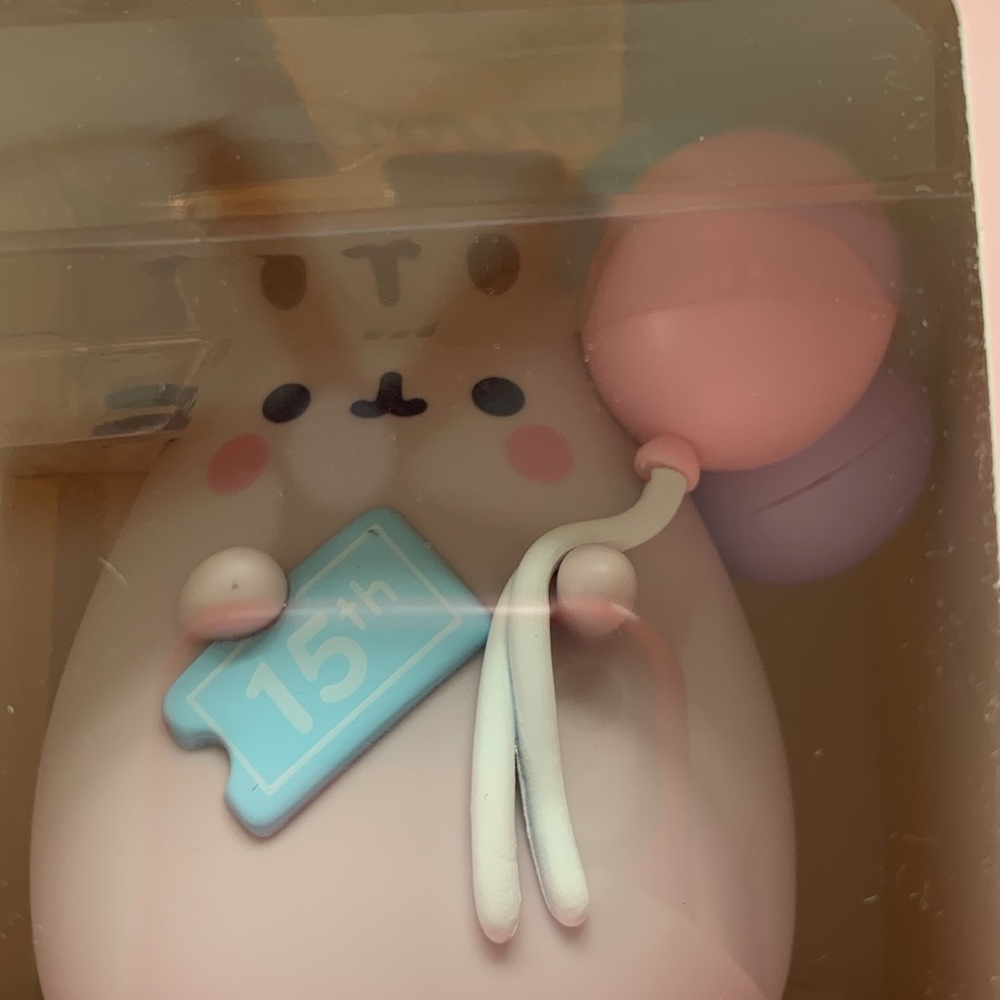 15th Anniversary Pusheen Vinyl Figure Pusheen Box Exclusive - Picture 2 of 6